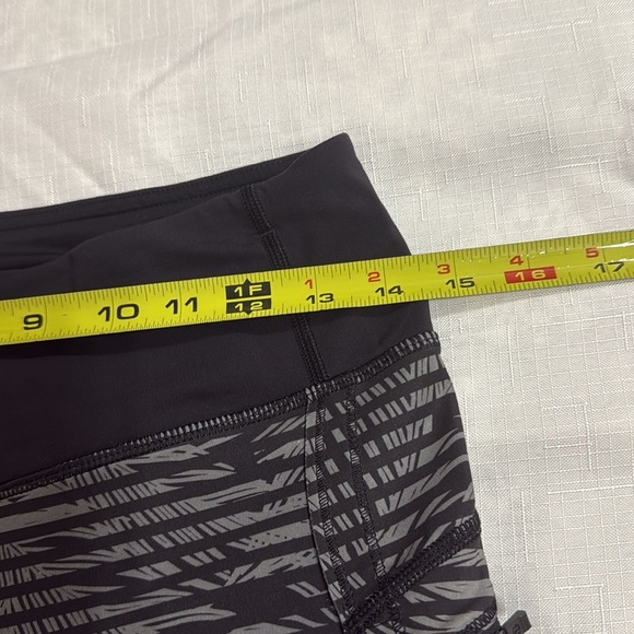(L2) Lululemon Black and Gray Printed Short Leggings, Size 6 - Picture 9 of 13